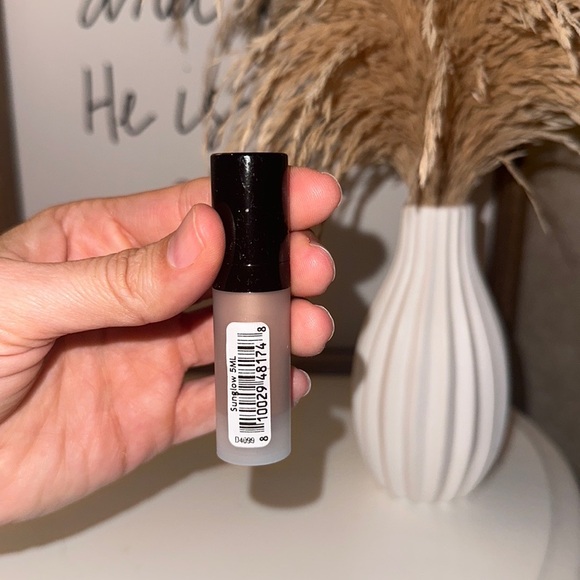 Glowy Super Gel Lightweight Dewy Multipurpose Illuminator - Picture 2 of 3